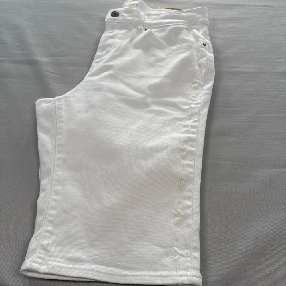 Levi’s Bermuda Jean Shorts Womens 31 White Floral Embroidery Stretch Jorts EUC - Picture 9 of 12